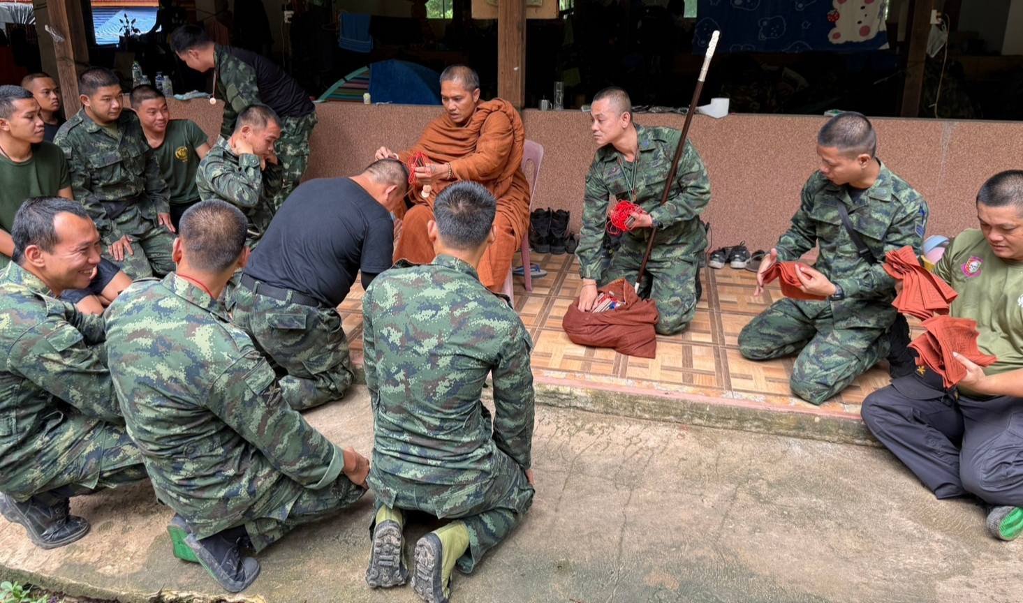 เหรียญจิ๊กโก๋ แจกทหารชายแดน โดยพระอาจารย์แดง วรสฺกโก วัดป่าโนนเค็ง จังหวัดศรีสะเกษ