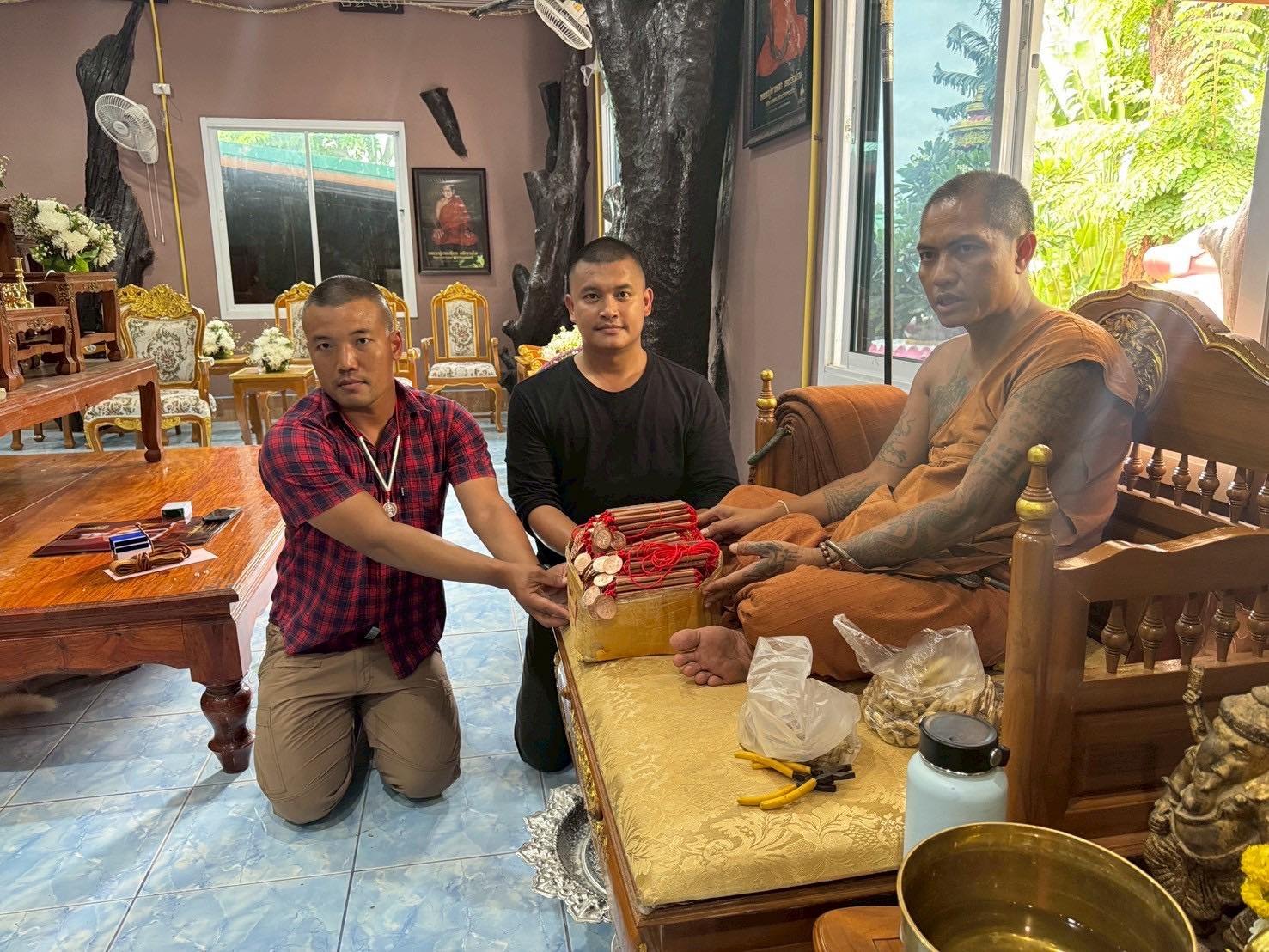 เหรียญจิ๊กโก๋ แจกทหารชายแดน โดยพระอาจารย์แดง วรสฺกโก วัดป่าโนนเค็ง จังหวัดศรีสะเกษ