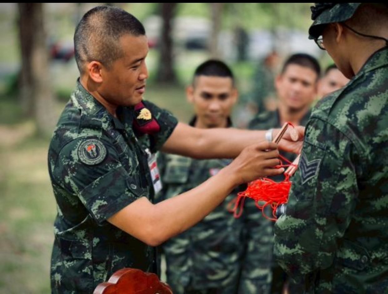 เหรียญจิ๊กโก๋ แจกทหารชายแดน โดยพระอาจารย์แดง วรสฺกโก วัดป่าโนนเค็ง จังหวัดศรีสะเกษ