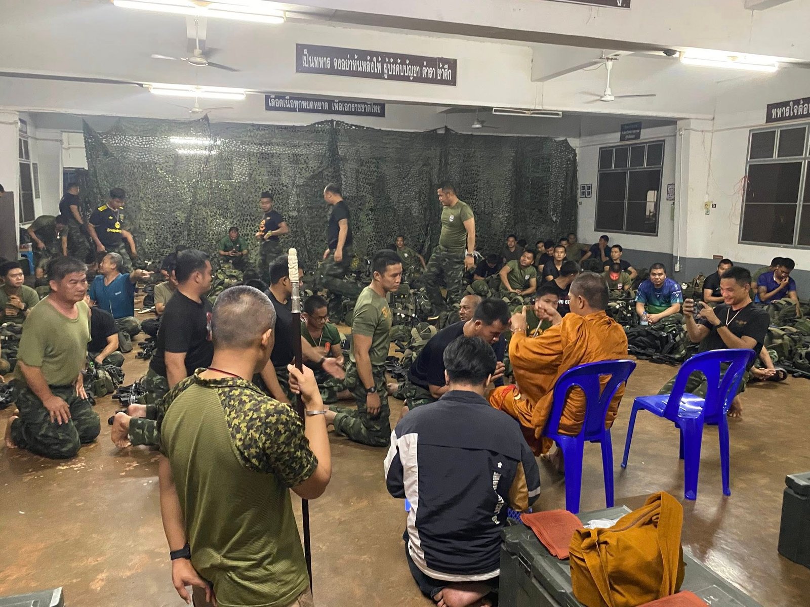 เหรียญจิ๊กโก๋ แจกทหารชายแดน โดยพระอาจารย์แดง วรสฺกโก วัดป่าโนนเค็ง จังหวัดศรีสะเกษ