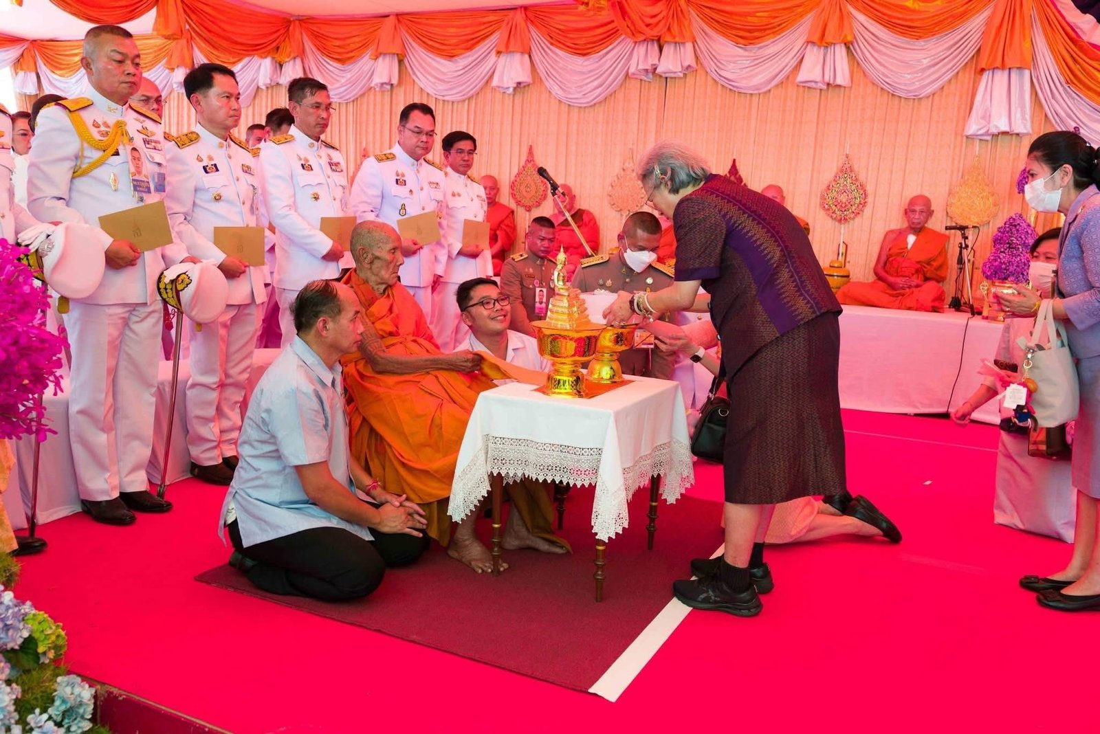 เหรียญที่ระลึก “หลวงปู่ขำ เกสาโร รุ่นทูลเกล้า”