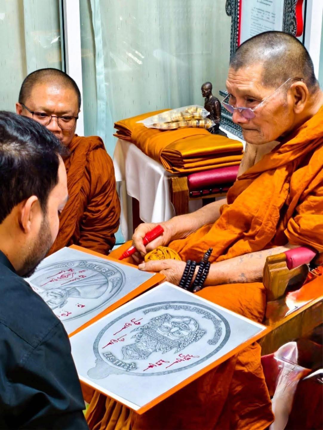 วัตถุมงคลรุ่น “บูชาครู” วาระการจัดสร้าง เนื่องในพิธีไหว้ครูปาธยาย ประจำปีพุทธศักราช ๒๕๖๙ พระราชวัชรธรรมโสภณ (หลวงปู่ศิลา สิริจันโท) วัดพระธาตุหมื่นหิน (ธ) จังหวัดกาฬสินธุ์ 