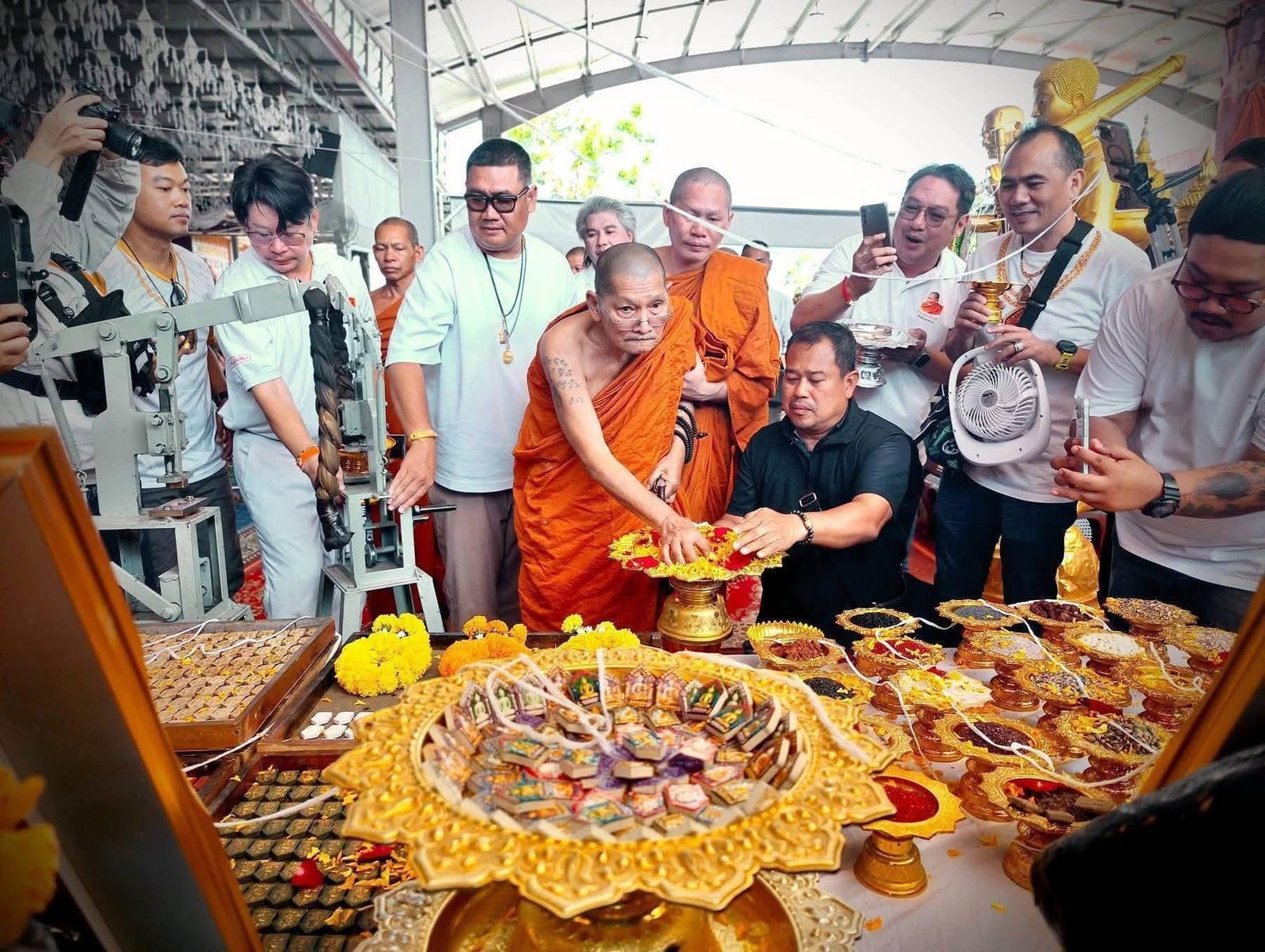 พระขุนแผน รุ่นแรก หลังยันต์เสือ รวยโกฏิ โกฏิ” โดยคณะผู้จัดสร้าง นำโดย คุณป้อม สกลนคร และคุณนิภัทร์ สมาร์ทอิมเมจ พร้อมคณะ